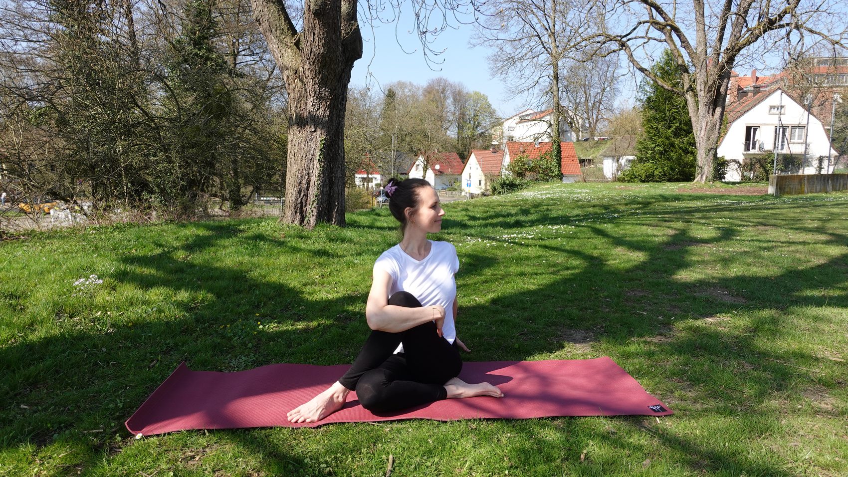 Katharina Wiechers bei einer Yoga-Übung im Park